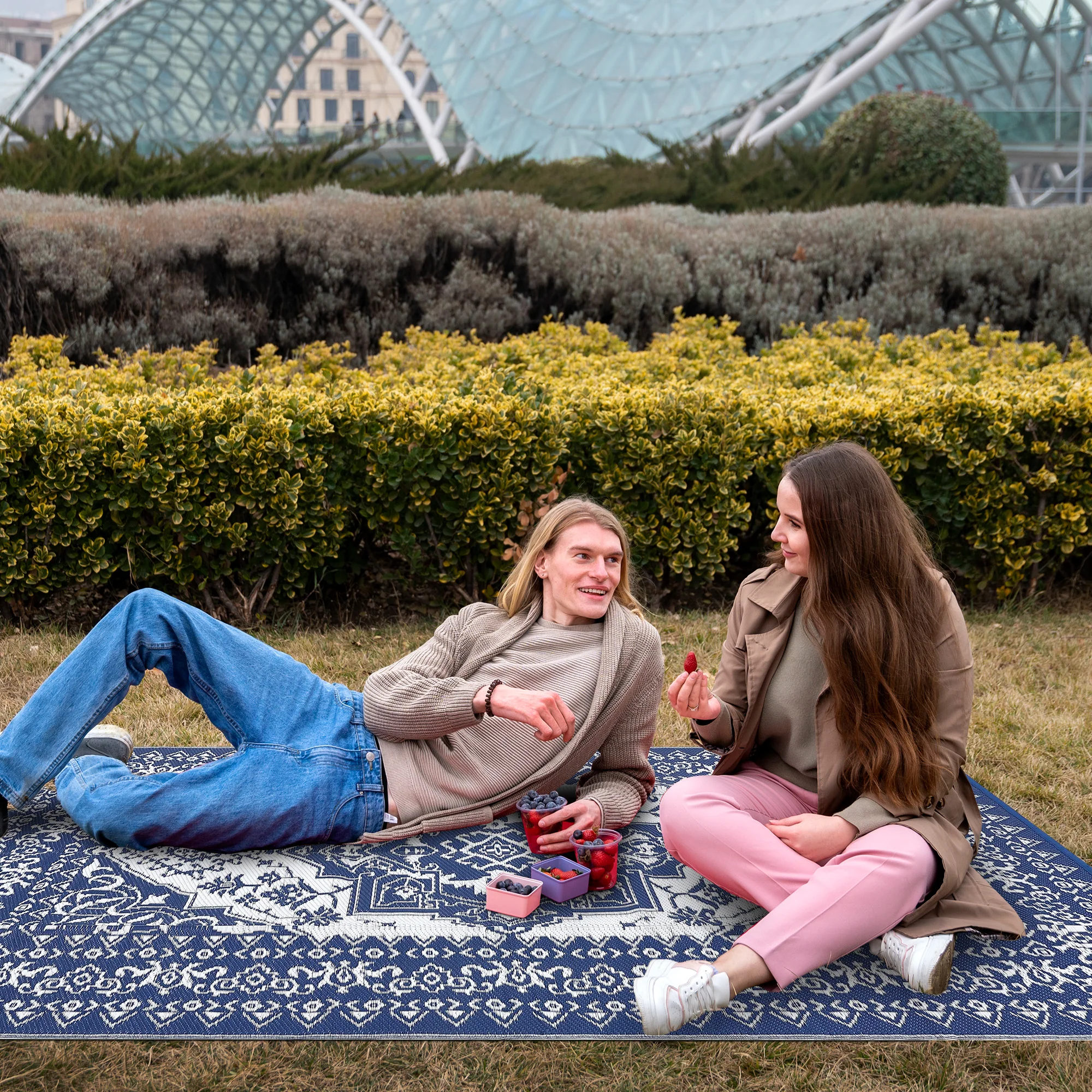 Garvee Outdoor Navy Blue & White 8x10 Plastic Straw Rug, Waterproof Stain Resistant Reversible Carpet for Camping, Backyard, RV, Patio - Image 13